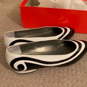 Van Eli vintage black and white flats